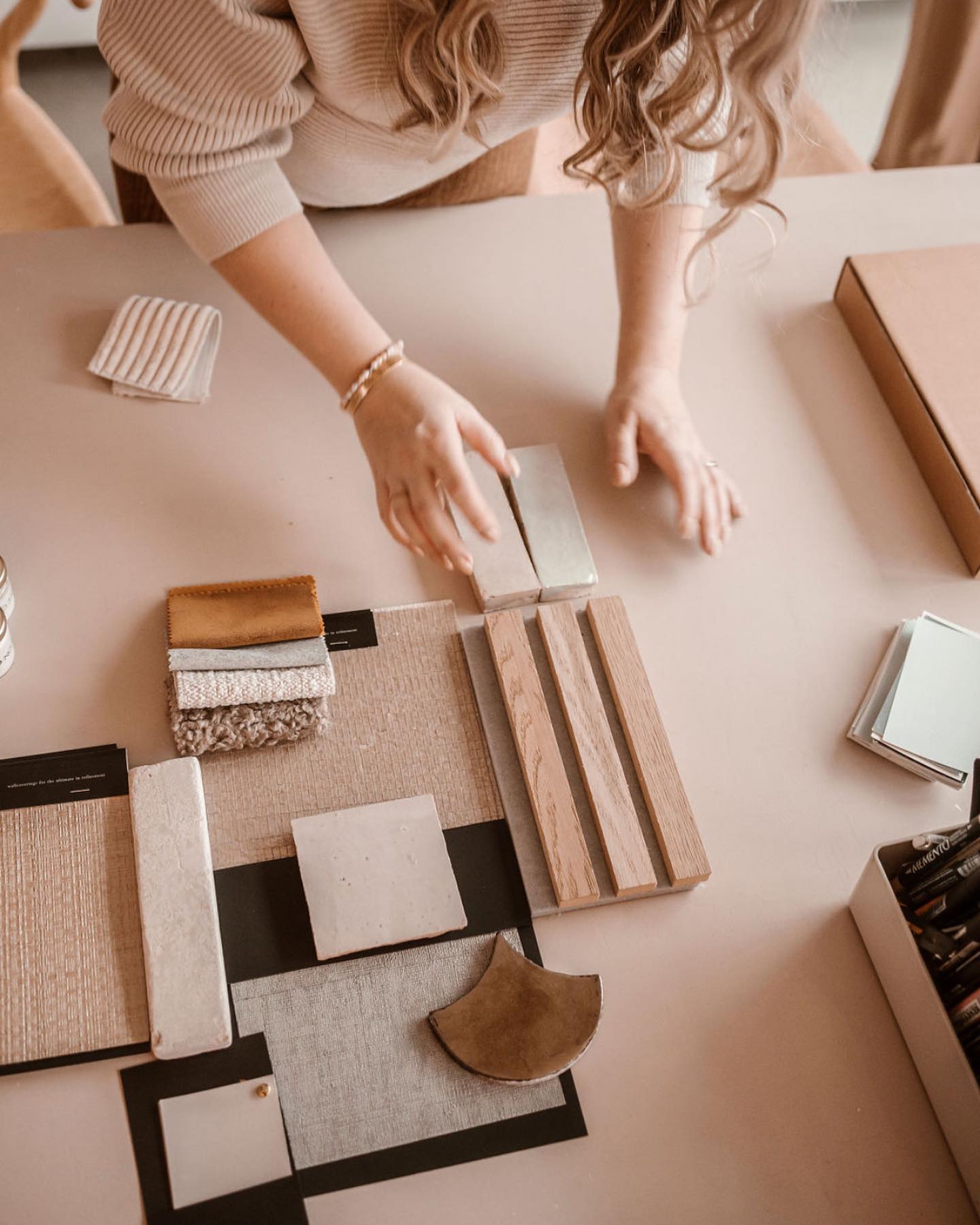 Breng kleur in je interieur en laat je persoonlijkheid stralen!
Wie zegt dat je interieur saai moet zijn? Durf kleur toe te voegen aan je leefruimte en geef het een levendige en uitnodigende sfeer. Of je nu een liefhebber bent van subtiele tinten of van gedurfde kleurexplosies, er is een wereld aan mogelijkheden om je creativiteit te uiten. Hier zijn een paar tips om kleur in je interieur te brengen:
Kies een kleurenpalet: Bepaal welke kleuren je wilt gebruiken in je interieur. Ga voor complementaire kleuren om een levendig contrast te creëren of kies voor ton-sur-ton kleuren voor een harmonieus geheel. Laat je inspireren door de natuur, kunstwerken of je favoriete plekken.
Accentmuur: Een snelle manier om kleur toe te voegen, is door één muur in een opvallende tint te schilderen. Dit kan een geweldige focuspunt worden en je hele kamer transformeren.
Meubels en accessoires: Voeg kleurtonen en texturen in je meubels en accessoires toe. Denk aan een zachte bank, diverse textuur kussens, unieke kunstwerken of bijzondere decoratieve stukken. Ze zullen meteen een positieve vibe aan je ruimte geven.
Planten en bloemen: Groen is een geweldige kleur om in je interieur te hebben. Voeg planten en bloemen toe om een frisse en levendige uitstraling te creëren. Ze brengen niet alleen kleur, maar ook natuurlijke schoonheid en een rustgevende sfeer.
Verlichting: Verlichting kan een speels en gezellig effect toevoegen aan je interieur. Overweeg het gebruik van eenheid in lampen met een of twee bijzondere armaturen.
Textiel en patronen: Kies voor stoffen met ton suf ton kleuren en interessante patronen of texturen voor je gordijnen, kussens, tapijten of beddengoed. Ze voegen karakter toe aan je interieur en maken het levendig en uniek.
Onthoud dat kleur een krachtig instrument is om emoties en stemmingen te beïnvloeden. Experimenteer, kijk wat bij jou past en creëer een interieur dat jou gelukkig maakt.
#interieurdesign #kleurrijk #levendig #persoonlijkheid #creatief #interieurinspiratie